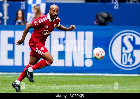 GELSENKIRCHEN, DEUTSCHLAND - 26. JULI: Marcao von Sevilla FC dribbelt mit dem Ball während des Freundschaftsspiels zwischen dem FC Schalke 04 und dem FC Sevilla am 26. Juli 2025 in der Arena AufSchalke in Gelsenkirchen. (Foto: Rene Nijhuis) Credit: René Nijhuis/Alamy Live News Stockfoto