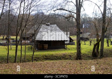 Altes Haus im Astra-Museum, die wichtigste ethnomuseale Institution in Rumänien. Stockfoto