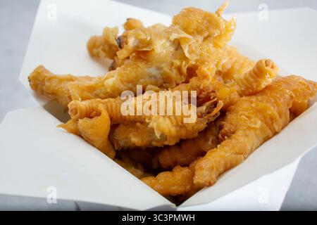 Ein Blick auf einen Behälter mit Hühnerfüßen. Stockfoto