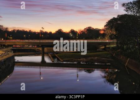 Marsdent Street Bridge und Wer über den Parramatta River in Sydney West bei Sonnenuntergang. Stockfoto