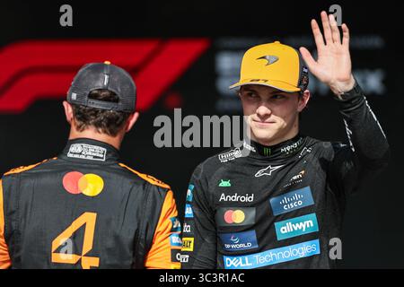 Stavelot, Belgien. Juli 2025. Der britische Fahrer Lando Norris (L) und der zweitplatzierte australische Fahrer Oscar Piastri reagieren vor der Verleihung der Qualifikationsrunde des Formel-1-Grand-Prix von Belgien am 26. Juli 2025 auf der Spa-Francorchamps-Strecke in Stavelot, Belgien. Quelle: Qian Jun/Xinhua/Alamy Live News Stockfoto