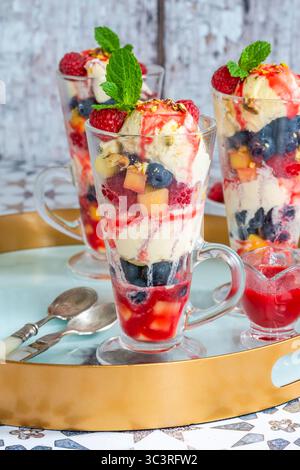 Knickerbocker Glory – Eisbecher mit frischem Obst Stockfoto