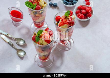 Knickerbocker Glory – Eisbecher mit frischem Obst Stockfoto