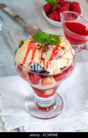 Knickerbocker Glory – Eisbecher mit frischem Obst Stockfoto