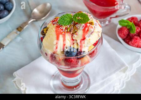 Knickerbocker Glory – Eisbecher mit frischem Obst Stockfoto