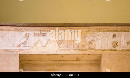 Ägyptisches Museum Kairo, Reliefs aus der Rahotep mastaba, im Bereich der Königspyramide, Meidum. Der Sturz der Falschtür-Stele. Stockfoto