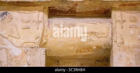 Ägyptisches Museum Kairo, Reliefs aus der Rahotep mastaba, im Bereich der Königspyramide, Meidum. Die Stele mit der falschen Tür. Stockfoto