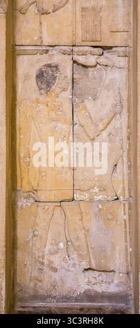 Ägyptisches Museum Kairo, Reliefs aus der Rahotep mastaba, im Bereich der Königspyramide, Meidum. Die Stele mit der falschen Tür. Stockfoto