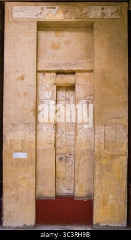 Ägyptisches Museum Kairo, Reliefs aus der Rahotep mastaba, im Bereich der Königspyramide, Meidum. Die Stele mit der falschen Tür. Stockfoto
