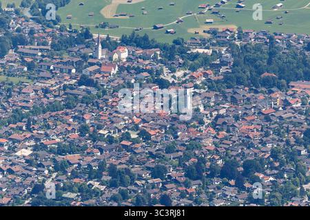 Garmisch Partenkirchen, Deutschland. Juni 2025. Blick auf die Altstadt von Garmisch-Partenkirchen (Bayern) vom Berg aus. Die Marktgemeinde Garmisch-Partenkirchen ist die letzte Gemeinde in Deutschland, die Verwaltungssitz eines Bezirks ist, ohne selbst eine Stadt zu sein. (Vogelperspektive, Draufsicht, Stadtansicht, Stadtzentrum, Stadt, Stadt, Stadtblick, Stadtzentrum) Credit: Matthias Balk/dpa/Alamy Live News Stockfoto