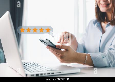 Kunde oder Kunde mit Sternen, um fünf Sterne zu vervollständigen. Ideen zur Produkt- oder Serviceprüfung vom Kunden, Bewertungen vom Kunden und Service des Stores bis zum Kunden Stockfoto