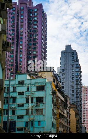 Hongkong, China, 23. Juli 2017 : Gewerbe- und Wohngebäude sahen überfüllt aus Stockfoto
