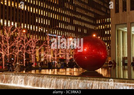 Riesige rote Kugeln und glitzernde Bäume zu Weihnachten in New York Stockfoto