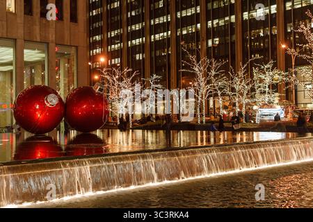 Riesige rote Kugeln und glitzernde Bäume zu Weihnachten in New York Stockfoto