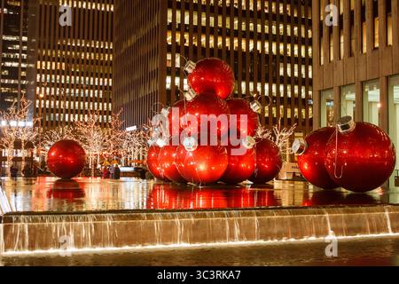 Riesige rote Kugeln und glitzernde Bäume zu Weihnachten in New York Stockfoto