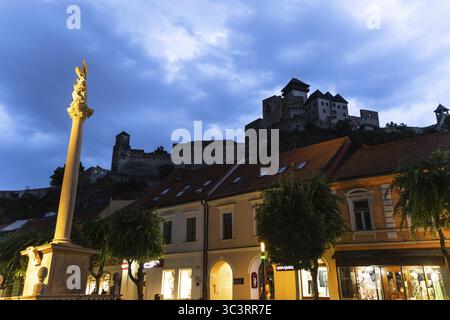 Nachtaufnahme der Pestsäulensäule zum Gedenken an die Opfer der Pest zu Beginn des 18. Jahrhunderts, im Hintergrund TrenDin CA Stockfoto