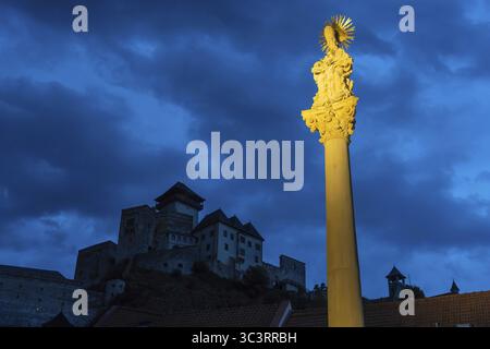 Pestsäule zum Gedenken an die Opfer der Pestsäule zu Beginn des 18. Jahrhunderts, Kulturhauptstadt 2026, TrenDin, Slowakei Stockfoto