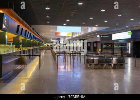 Beleuchteter und leerer Flughafen Check-in-Schalter am Flughafen Zürich bei Nacht im Flughafen Kloten, Zürich, Kanton Zürich, Schweiz Stockfoto