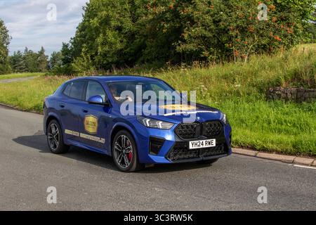 2024 Blue BMW X2 Sdrive20i M Sport MHEV Auto Sdrive 20I MHEV DCT 7 Auto Start/Stopp Blue Car SUV Hybrid Electric 1499 ccm; auf der Wheels Up North Weekender Vintage Classic and Performance, Sammler und Enthusiasten Motorshow. Crooklands, Kendal, Großbritannien Stockfoto