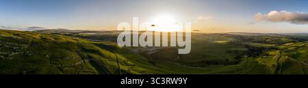 Atemberaubender Sonnenaufgang über Malham Cove im Yorkshire Dales National Park Stockfoto