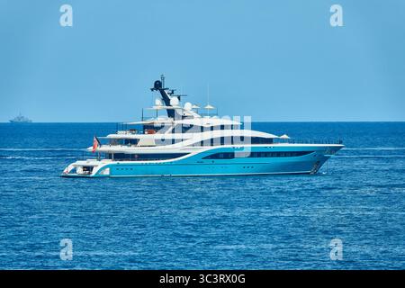 Luxus-Superyacht geht am Anchor im Deep Blue Ocean unter dem klaren Himmel Stockfoto