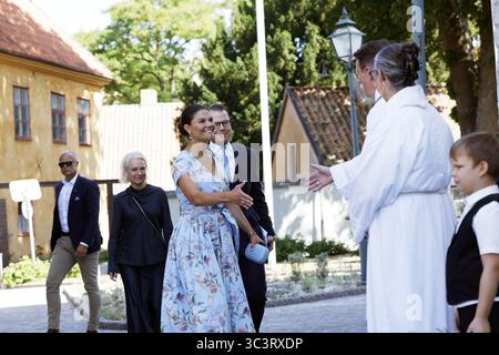 Visby, Schweden. Juli 2025. Prinz Daniel und Kronprinzessin Victoria kommen am 27. juli 2025 in Visby, Schweden, zur Messe zur Feier des 800-jährigen Jubiläums der Kathedrale an. Foto: Karl Melander/TT/Code: 75135 Credit: TT News Agency/Alamy Live News Stockfoto