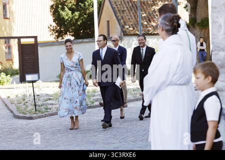 Visby, Schweden. Juli 2025. Prinz Daniel und Kronprinzessin Victoria kommen am 27. juli 2025 in Visby, Schweden, zur Messe zur Feier des 800-jährigen Jubiläums der Kathedrale an. Foto: Karl Melander/TT/Code: 75135 Credit: TT News Agency/Alamy Live News Stockfoto