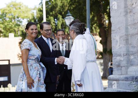 Visby, Schweden. Juli 2025. Prinz Daniel und Kronprinzessin Victoria kommen am 27. juli 2025 in Visby, Schweden, zur Messe zur Feier des 800-jährigen Jubiläums der Kathedrale an. Foto: Karl Melander/TT/Code: 75135 Credit: TT News Agency/Alamy Live News Stockfoto