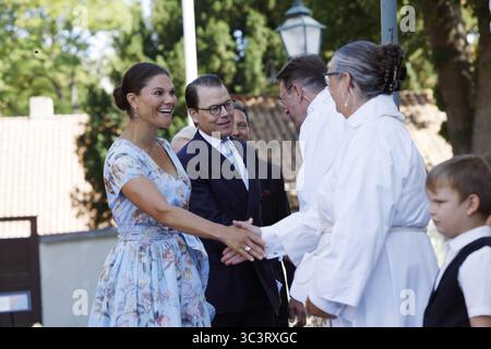 Visby, Schweden. Juli 2025. Prinz Daniel und Kronprinzessin Victoria kommen am 27. juli 2025 in Visby, Schweden, zur Messe zur Feier des 800-jährigen Jubiläums der Kathedrale an. Foto: Karl Melander/TT/Code: 75135 Credit: TT News Agency/Alamy Live News Stockfoto