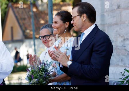 Visby, Schweden. Juli 2025. Prinz Daniel und Kronprinzessin Victoria kommen am 27. juli 2025 in Visby, Schweden, zur Messe zur Feier des 800-jährigen Jubiläums der Kathedrale an. Foto: Karl Melander/TT/Code: 75135 Credit: TT News Agency/Alamy Live News Stockfoto