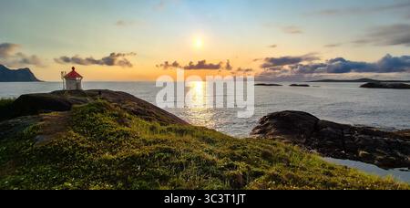 Hamn Lighthouse An Der Fjordküste Mit Mitternachtssonne Auf Senja Island Bei Vesteralen In Norwegen Stockfoto