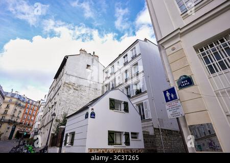 Pariser Wohngebäude in einer engen Straße mit blauem Himmel Stockfoto