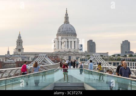 St. Paul's Cathedral über der Millennium Bridge in London, Großbritannien Stockfoto