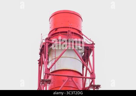 Der Schornstein des Kesselraums vor dem Hintergrund eines bewölkten Himmels. Heizgeräte Für Kesselräume Stockfoto