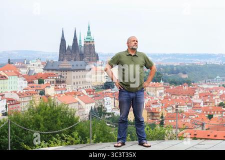 Reisende in grünem Hemd und bewundern den Panoramablick auf das alte Prag vom Aussichtspunkt auf dem Hügel. Stockfoto