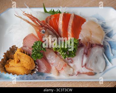 Sashimi Set – eine japanische Delikatesse aus rohen Fisch und Meeresfrüchten Stockfoto