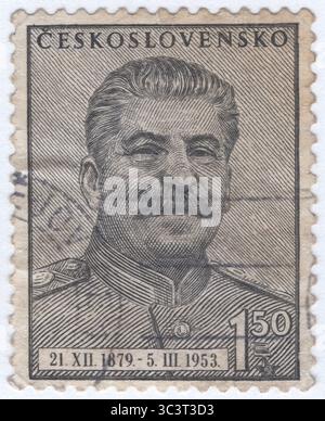 TSCHECHOSLOWAKEI - 12. März 1953: Schwarze Briefmarke 1,50 Kronen mit Porträt von Joseph Vissarionowitsch Stalin (Dschugaschwili). Tod des russischen totalitären Tyrannen am 5. März 1953. Er war ein sowjetischer Politiker und Revolutionär, der die Sowjetunion von 1924 bis zu seinem Tod 1953 führte. Er regierte zunächst als Teil einer kollektiven Führung, konsolidierte aber die Macht, um in den 1930er Jahren ein absoluter Diktator zu werden Stalin kodifizierte die offizielle Interpretation des Marxismus als Marxismus-Leninismus, während das totalitäre politische System, das er schuf, als Stalinismus bekannt ist Stockfoto