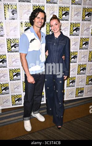 Jamie Roy und Harriet Slater beim Photocall zur Starz Serie 'Outlander: Blood of My Blood' auf der San Diego Comic-Con International 2025 im Hilton Bayfront Hotel. San Diego, 25.07.2025 Stockfoto