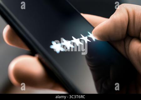 Bewertung und 5-Sterne-Bewertung. Kundenzufriedenheit und Feedback. Online-Umfrage. Gute Erfahrung mit qualitativ hochwertigem Service oder Produkt. Positive Meinung. Stockfoto