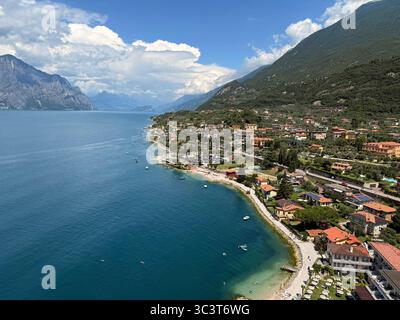 Küste des Gardasees nördlich von Malcesine vom Burgturm. Gardasee, Italien Stockfoto