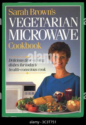 Vintage Hardback Buch Cover von Sarah Brown's Vegetarian Microwave Cookbook, Vintage Kochbuch, veröffentlicht 1987, Großbritannien Stockfoto