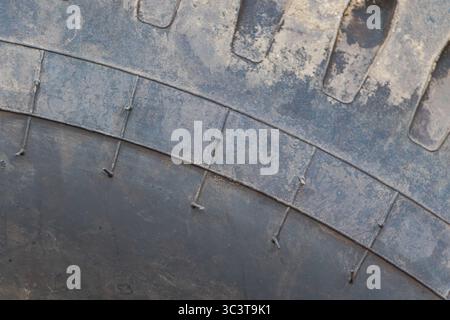 Nahaufnahme der Lauffläche von Industriegummi-Reifen in robuster Ausführung. Stockfoto