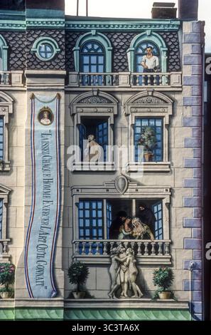1992 Archivfoto des Trompe-l'oeil-Effekts am Gebäude an der Ecke Newbury Street und Dartmouth Street, Boston, Massachusetts. Das Schild auf dem Banner steht auf Französisch: Laissez chaque homme strucer l'Art qu'il connait oder lasst jeden Mann seine Kunst üben, die er kennt, ein Zitat von Aristophanes. Stockfoto