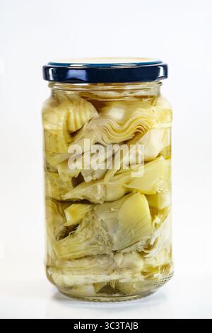 Glasgefäß zur Konservierung von Artischockenherzen für langanhaltende Frische und Geschmack Stockfoto