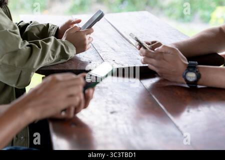 Eine Gruppe von Menschen, die Smartphones nutzen und moderne Kommunikation und Technologie im Alltag präsentieren. Stockfoto