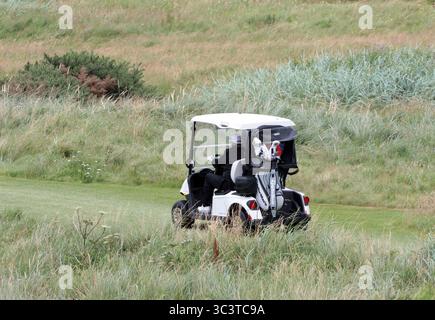 Ayr, Großbritannien. Juli 2025. US-Präsident Donald Trump fährt seinen Golfwagen am Sonntag, den 27. Juli 2025, im schottischen Turnberry Golf Club in Ayrshire. Trump ist auf einem viertägigen Besuch in Schottland, wo er Golf spielen und internationale Führer zu Handelsgesprächen treffen wird. Foto: Hugo Philpott/UPI Credit: UPI/Alamy Live News Stockfoto