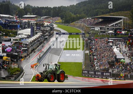 Spa Francorchamps, Belgien. Juli 2025. SPA - Ein Traktor auf der Kurspur Spa-Francorchamps vor dem Start des Großen Preises von Belgien. ANP SEM VAN DER WAL Credit: ANP/Alamy Live News Stockfoto