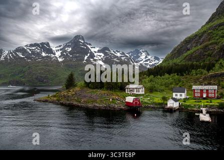 Küstenlandschaft Mit Kleinem Dorf Und Schneebedeckten Bergen In Der Nähe Des Trollfjords An Den Lofoten In Norwegen Stockfoto