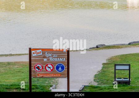 Les Rousses, Jura, Frankreich - 4. Juli 2025: LAC des Rousses Schild mit Touristenbestimmungen. Les Rousses, Jura, Frankreich. Stockfoto