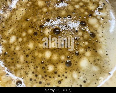 Hintergrund mit extremer Nahaufnahme des Kaffeeschaums Stockfoto